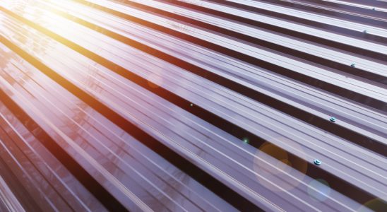 o casa cu acoperis de tabla cutata maro